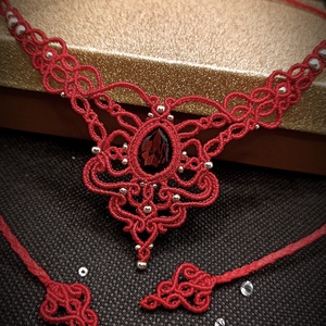 Colier roșu elegant micromacrame cu cristal Swarovski  - bijuterii - coliere - chockere - Artynos.ro