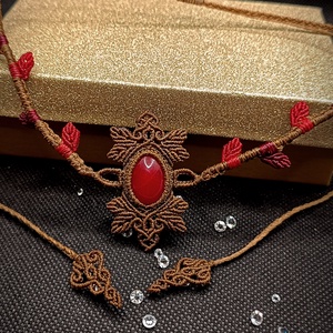 Colier choker micromacrame cu frunze și jad roșu  - bijuterii - coliere - chockere - Artynos.ro