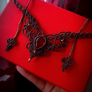 Colier bohemian maro micromacrame cu Agata  - bijuterii - coliere - chockere - Artynos.ro