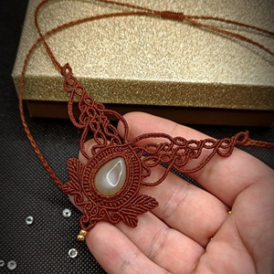 Colier frunze Micromacrame cu Agata  - bijuterii - coliere - chockere - Artynos.ro