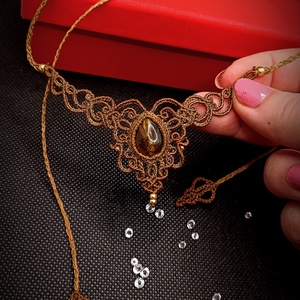 Colier delicat micromacrame ochi de tigru - bijuterii - coliere - chockere - Artynos.ro
