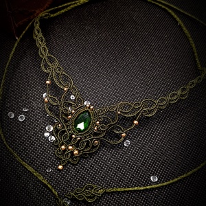 Colier olive macrame cu cristal Preciosa - bijuterii - coliere - chockere - Artynos.ro