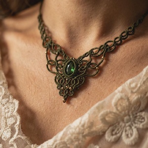 Colier olive macrame cu cristal Preciosa, Bijuterii, Coliere, Chockere, Impletitura, Innoda, ARTYNOS