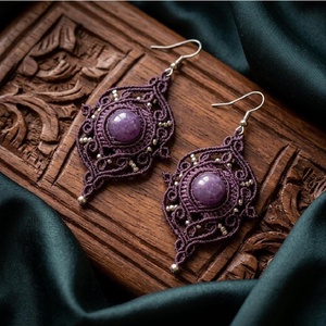 Cercei micromacrame cu cristal Lepidolit - Artynos.ro