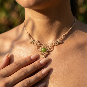 Choker Minimalist Frunze Micromacrame Cu Peridot  - Artynos.ro