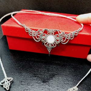 Colier Choker Gri Delicat Micromacrame Cuart Roz - bijuterii - coliere - chockere - Artynos.ro