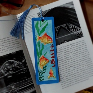 Semn de carte , Carti si creatii cu tematica muzicala, cadouri, Semn de carte, Pictura, Semn de carte cu pestisori 
Pictat manual in acuarela pe hartie groasa. Accesorizat cu ciucure text..., ARTYNOS
