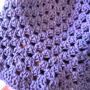 Bucket hat pentru fetite, croșetată manual model granny square - îmbrăcăminte și modă - haine bebeluși, haine copii - pălărie bebeluși - Artynos.ro