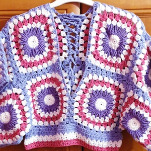 Vestă din patrate granny cu sireturi si decolteu reglabil - îmbrăcăminte și modă - haine damă - vestă femei - Artynos.ro