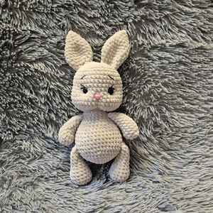 Iepuraș croșetat manual - jucării și echipamente pentru copii - plușuri - iepure de pluș - Artynos.ro