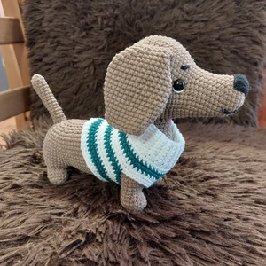 Catelus Teckel Crosetat � Prietenul tau loial cu pulover dungat, Jucarii si echipamente pentru copii, Plusuri, Caine de plus, Crosetat, ARTYNOS