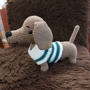 Cățeluș Teckel Croșetat � Prietenul tău loial cu pulover dungat - jucării și echipamente pentru copii - plușuri - câine de pluș - Artynos.ro