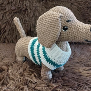 Cățeluș Teckel Croșetat � Prietenul tău loial cu pulover dungat - jucării și echipamente pentru copii - plușuri - câine de pluș - Artynos.ro