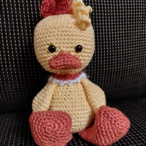 Rățușcă Veselă Croșetată � Decor de Paște și Prieten de Joacă - jucării și echipamente pentru copii - plușuri - păsări de pluș - Artynos.ro