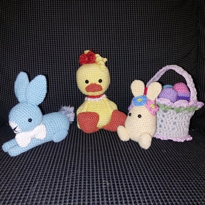 Rățușcă Veselă Croșetată � Decor de Paște și Prieten de Joacă - jucării și echipamente pentru copii - plușuri - păsări de pluș - Artynos.ro