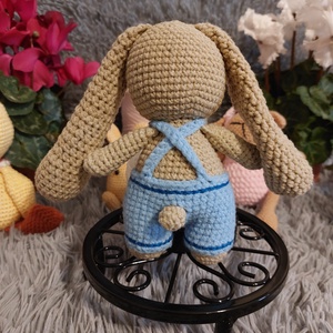 Iepurașul Urechiușe Lungi cu Salopetă Detașabilă - jucării și echipamente pentru copii - plușuri - iepure de pluș - Artynos.ro