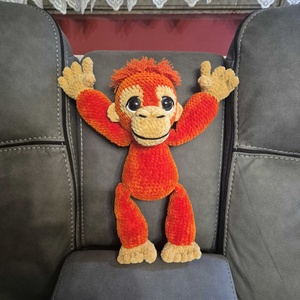 Maimuțică orangutan croșetată - jucării și echipamente pentru copii - plușuri - maimuță de pluș - Artynos.ro