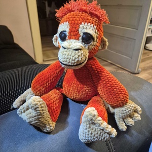 Maimuțică orangutan croșetată - jucării și echipamente pentru copii - plușuri - maimuță de pluș - Artynos.ro