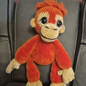 Maimuțică orangutan croșetată - jucării și echipamente pentru copii - plușuri - maimuță de pluș - Artynos.ro