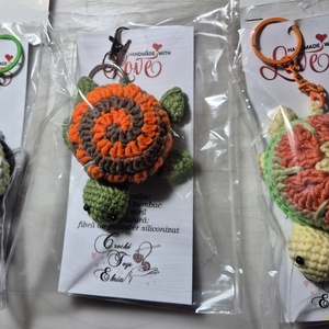Breloc broscuță țestoasă croșetată manual � model floral - genți și portofele - accesorii genți - breloc - Artynos.ro