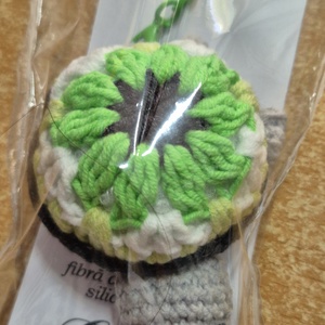 Breloc broscuță țestoasă croșetată manual � model floral - genți și portofele - accesorii genți - breloc - Artynos.ro