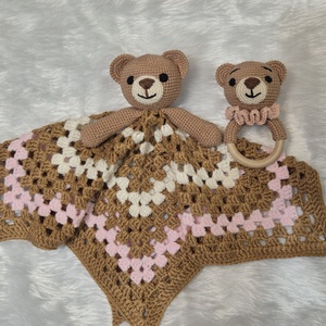 Set Bebe Crosetat � Ursulet -Paturica de Mangaiere (Lovey) si Zornaitoare  - Artynos.ro