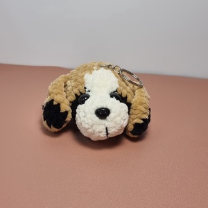 Breloc Saint Bernard cu detalii negre crosetat - geantă și husă - accesorii genți - breloc - Artynos.ro