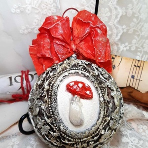 Glob decorat manual, cu ciupercuta - crăciun - decorațiuni de crăciun de casă - globuri de crăciun - Artynos.ro