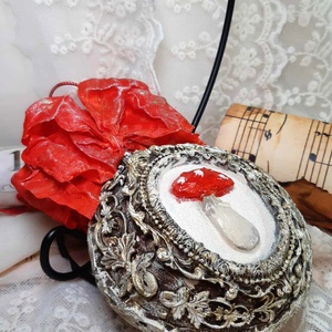 Glob decorat manual, cu ciupercuta - crăciun - decorațiuni de crăciun de casă - globuri de crăciun - Artynos.ro