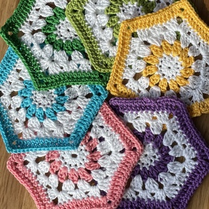 Suport pahare crosetat / set coaster Hexagon colorate - casă & stil de viață - accesorii pentru echipamente de bucătărie - accesorii de servire - suporturi pahare - Artynos.ro