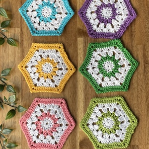 Suport pahare crosetat / set coaster Hexagon colorate - casă & stil de viață - accesorii pentru echipamente de bucătărie - accesorii de servire - suporturi pahare - Artynos.ro