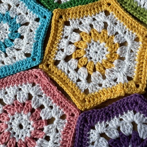 Suport pahare crosetat / set coaster Hexagon colorate - casă & stil de viață - accesorii pentru echipamente de bucătărie - accesorii de servire - suporturi pahare - Artynos.ro