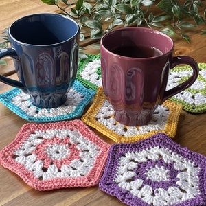 Suport pahare crosetat / set coaster Hexagon colorate - casă & stil de viață - accesorii pentru echipamente de bucătărie - accesorii de servire - suporturi pahare - Artynos.ro