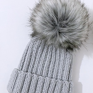 Caciula tricotata - îmbrăcăminte și modă - eșarfe, pălării, fularuri - căciulă - Artynos.ro