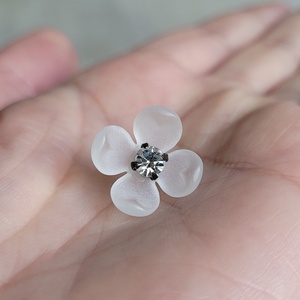 Broșă/Pin/Mărțișor floare cu Swarovski Crystal  - bijuterii - mărțișor - Artynos.ro