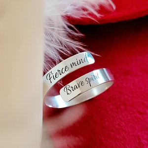 Inel reglabil din argint 925 cu mesaj personalizat FIERCE MIND BRAVE SPIRIT  - Artynos.ro