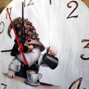 Ceas de perete din lemn cu elf de cafea -  - Artynos.ro