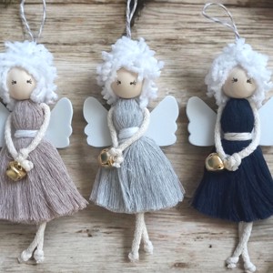 Înger cu păr pufos cu clopoțel - ornament de Crăciun suspendat (20 cm) - crăciun - decorațiuni de crăciun de casă - Artynos.ro