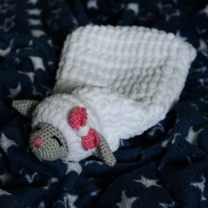 O păturică moale și pufoasă cu model de miel -  - Artynos.ro