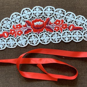 Riselt párta, Accesorii nunta, Ornamente de par de nunta, Bentite de nunta, Broderie, Cusatura, Brodata cu fir de matase, perna cu volane.
Dimensiune: 40x12 cm
O pot face in orice culoare la cere..., ARTYNOS