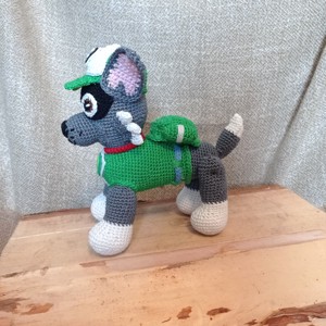 Paw Patrol-Rocky figură croșetată - jucării și echipamente pentru copii - plușuri - personaje de basm din pluș - Artynos.ro