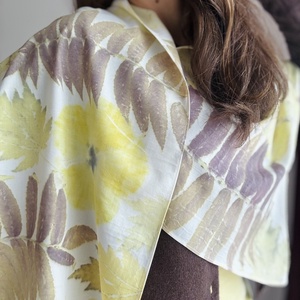 Aurora Botanica  Sal din voal de lana cu imprimeu vegetal (hibiscus, artar si sumac), Imbracaminte si moda, Esarfe, palarii, fularuri, Esarfe, Cusatura, Vopsirea matasei, ARTYNOS