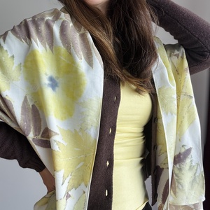 Aurora Botanica  Șal din voal de lână cu imprimeu vegetal (hibiscus, artar si sumac) - îmbrăcăminte și modă - eșarfe, pălării, fularuri - eșarfe - Artynos.ro