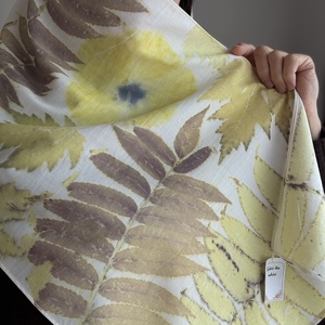 Aurora Botanica  Șal din voal de lână cu imprimeu vegetal (hibiscus, artar si sumac) - îmbrăcăminte și modă - eșarfe, pălării, fularuri - eșarfe - Artynos.ro