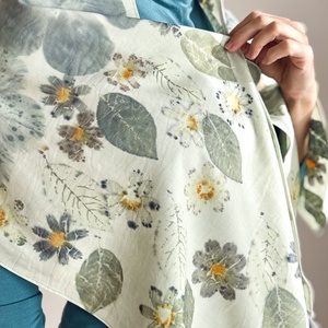 Azur Verde  Sal din voal de lana cu imprimeu vegetal (hibiscus, cosmos, corcodus), Imbracaminte si moda, Esarfe, palarii, fularuri, Esarfe, Cusatura, Vopsirea matasei, ARTYNOS