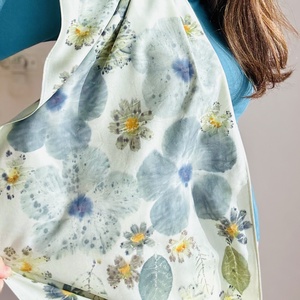 Azur Verde � Șal din voal de lână cu imprimeu vegetal (hibiscus, cosmos, corcodus) - îmbrăcăminte și modă - eșarfe, pălării, fularuri - eșarfe - Artynos.ro