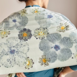 Azur Verde � Șal din voal de lână cu imprimeu vegetal (hibiscus, cosmos, corcodus) - îmbrăcăminte și modă - eșarfe, pălării, fularuri - eșarfe - Artynos.ro