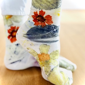 Pajiște Aprinsă  Șosete din lână cu imprimeu vegetal (cosmos, mac, corcodus, mur) - îmbrăcăminte și modă - pantofi, papuci, șosete - șosete, șosete de genunchi - Artynos.ro