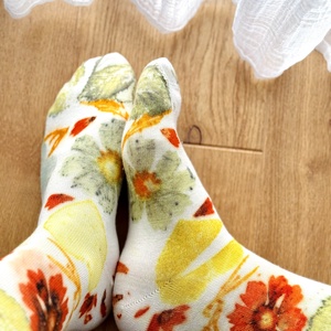 Pajiște Solară  Șosete din lână cu imprimeu vegetal (cosmos, hibiscus, mur, mesteacăn) - îmbrăcăminte și modă - pantofi, papuci, șosete - șosete, șosete de genunchi - Artynos.ro