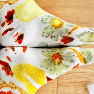 Pajiște Solară  Șosete din lână cu imprimeu vegetal (cosmos, hibiscus, mur, mesteacăn) - îmbrăcăminte și modă - pantofi, papuci, șosete - șosete, șosete de genunchi - Artynos.ro